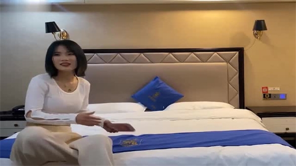 花臂猛男酒店狂操缺钱兼职嫩妹,为还债主动掰穴求内射!