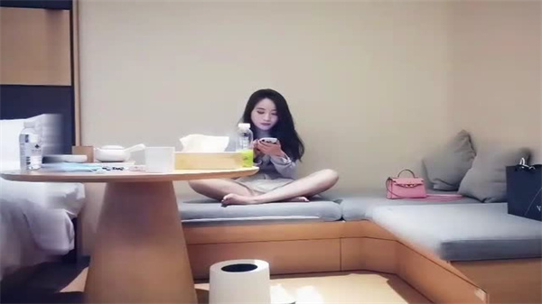 极品性感短裤女神敏感双峰,轻轻一碰就高潮喷水!