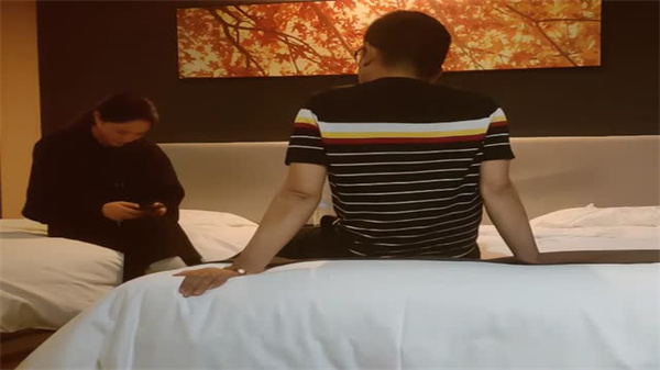 偷窥实录!甜美空姐与温柔人妻的私密诱惑