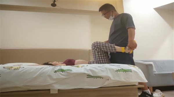 【探花新作】21岁极品嫩妹初尝禁果,粉穴紧窄水声诱人!