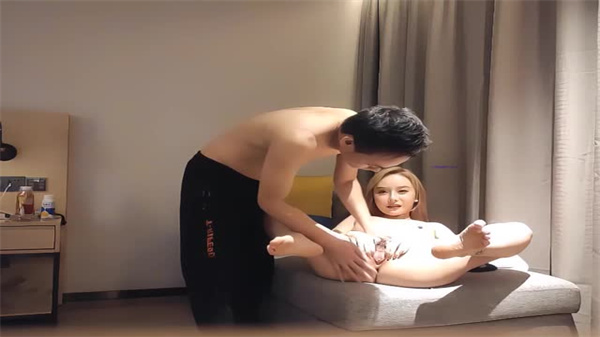 步兵寻花：高颜值性感瑜伽教练激情啪啪约会