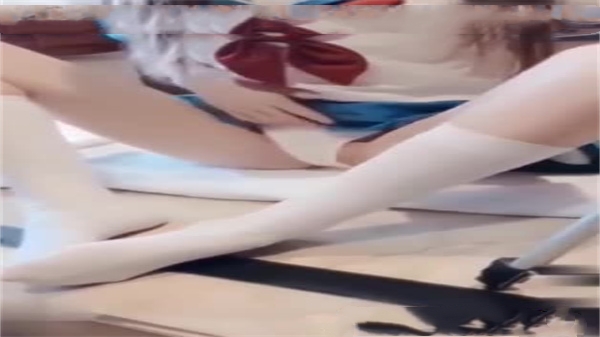 清纯反差母狗私下玩滴蜡自慰，淫水喷溅的私密狂欢！